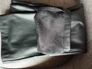 Pantalón efecto piel negro de Zara