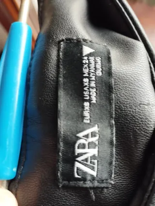 Pantalón efecto piel negro de Zara