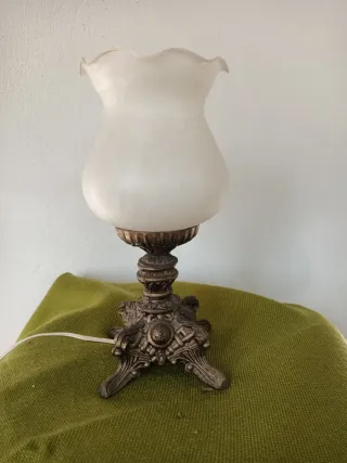 Lampara de mesa pequeña metal y cristal