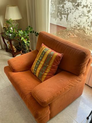 Sofá naranja con cojines tela alcantara Urge sacar