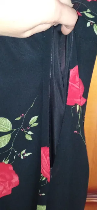 Vestido floral negro y rojo