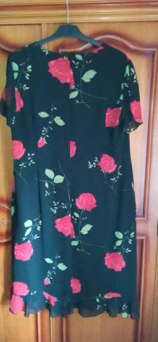 Vestido floral negro y rojo