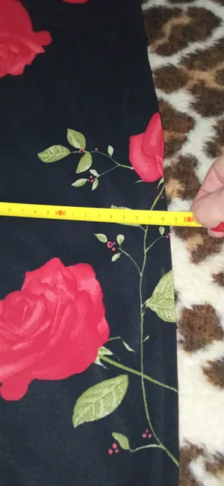 Vestido floral negro y rojo