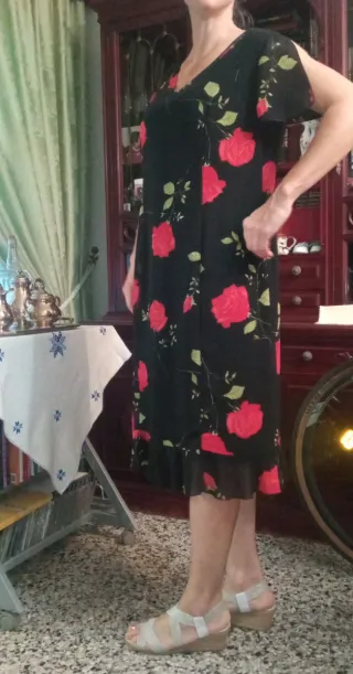 Vestido floral negro y rojo