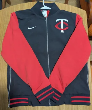 Chaqueta Bomber Nike MLB Negra y Roja.