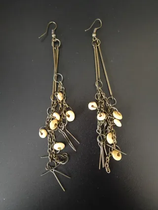 Pendientes largos dorados con cuentas marfil
