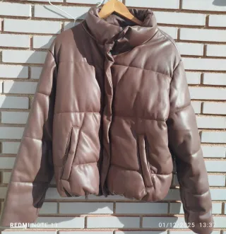 Abrigo acolchado efecto piel marrón