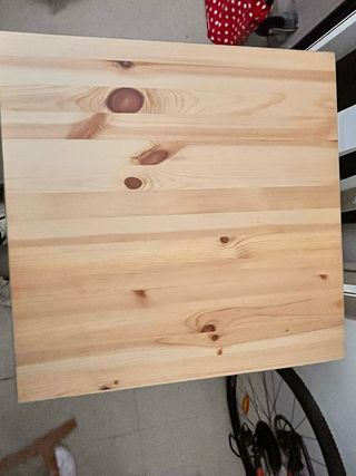 Mesa de madera y 2 sillas