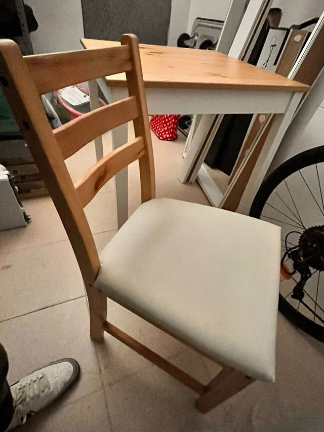 Mesa de madera y 2 sillas