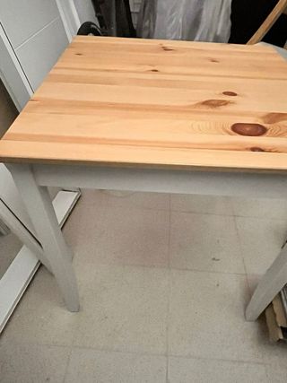 Mesa de madera y 2 sillas