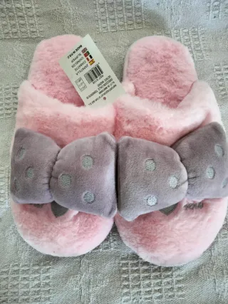 Pantuflas rosas con lazo gris