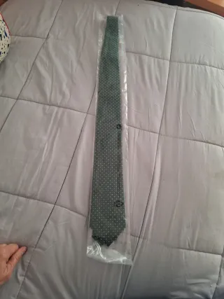 Corbata verde con puntos