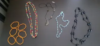 Collares y pulseras elásticas.