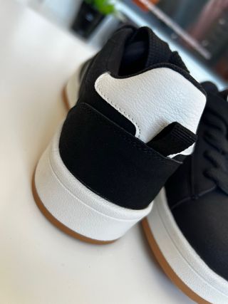 Zapatillas casual negras y blancas