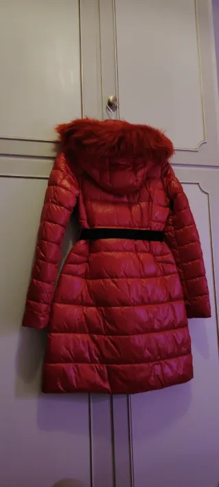 Piumino rosso con cintura