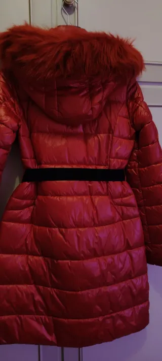 Piumino rosso con cintura