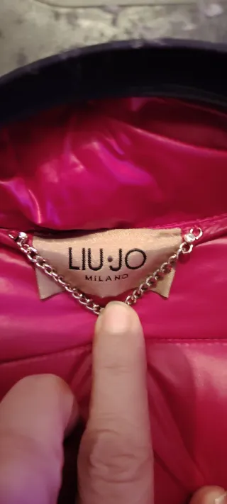 Piumino rosso con cintura