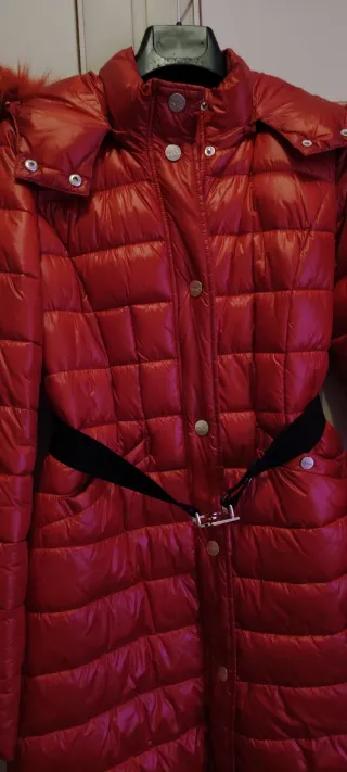 Piumino rosso con cintura