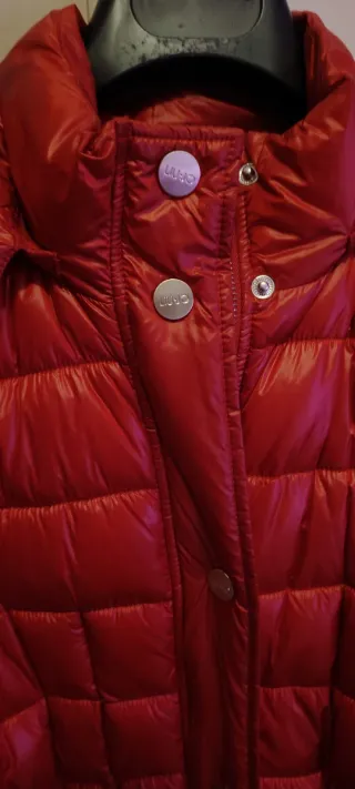 Piumino rosso con cintura