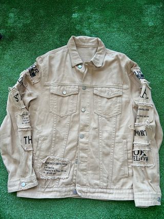 Chaqueta vaquera beige.