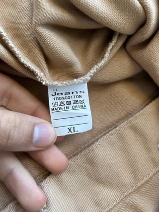 Chaqueta vaquera beige.