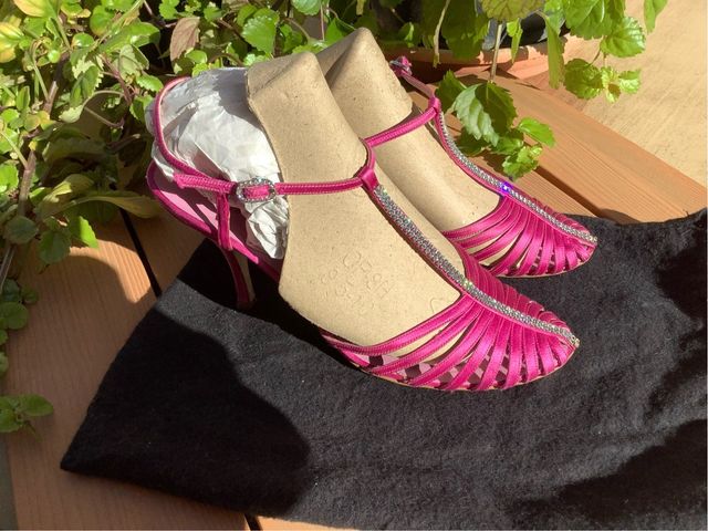 Zapatos de tacón Magrit rosas con pedrería
