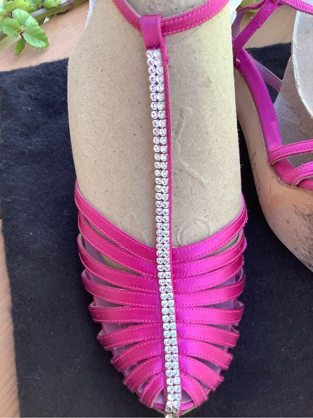 Zapatos de tacón Magrit rosas con pedrería