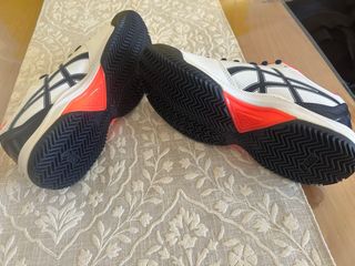 Zapatillas Asics Tenis Blancas y Negras