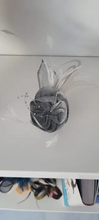 Tocado pequeño gris con plumas y perlas