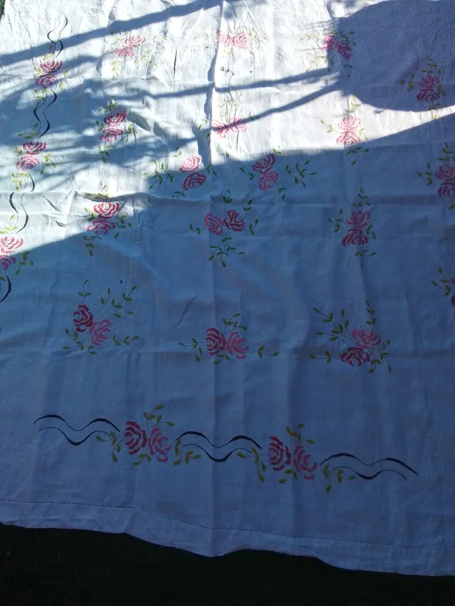 Colcha antigua lino bordada flores rosas