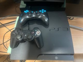 Consola PS3 con 2 mandos y 2 juegos