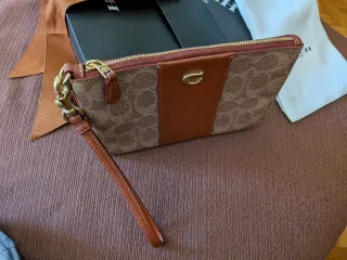 Bolso Pouch Coach Pequeño en Lona de Firma