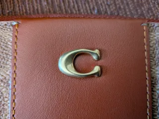 Bolso Pouch Coach Pequeño en Lona de Firma