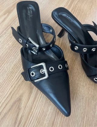 Zapatos tacón negros con hebillas