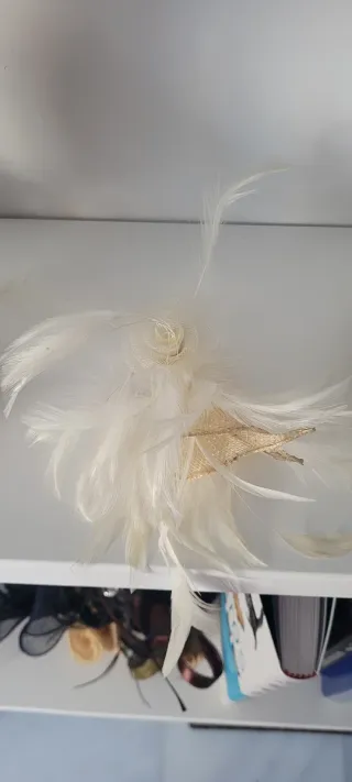 Tocado peineta blanco y dorado