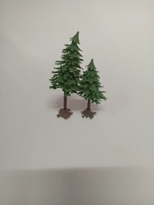 2 Pinos de plástico decorativos