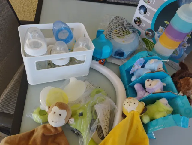 Móvil ositos voladores, 4 Biberones Nuk, vasitos