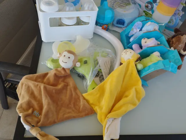 Móvil ositos voladores, 4 Biberones Nuk, vasitos