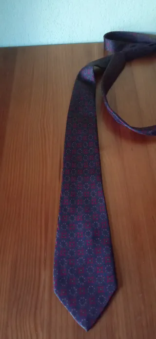 Corbata de seda morada y roja