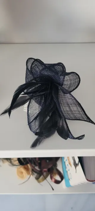 Tocado peineta negro con plumas