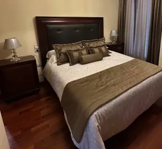 Cabecero y mesitas madera maciza