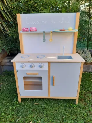 Cocina de juguete de madera para niños.