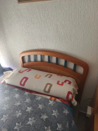 Ropero con escritorio, silla y mesilla