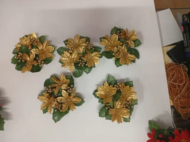 Porta-velas dourados de Natal