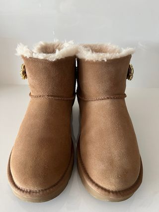 Botas UGG Marrones con Adorno