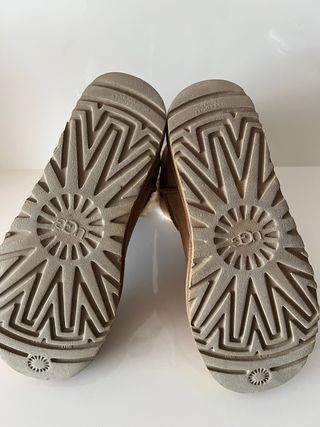 Botas UGG Marrones con Adorno