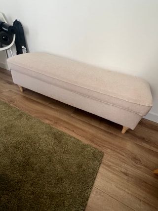 Banco tapizado beige con almacenaje