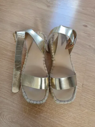 Sandalias ASOS doradas