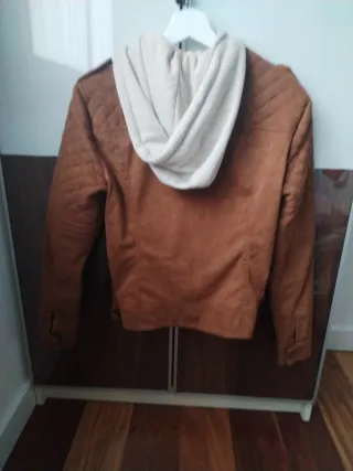 Cazadora ante con capucha