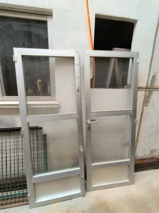 Puertas dobles de aluminio con cristal